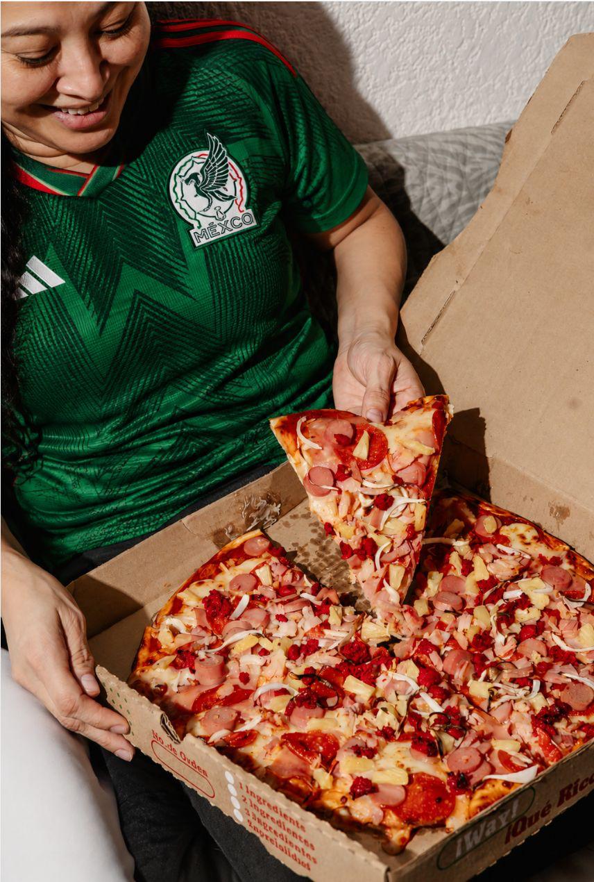 Cliente disfrutando una pizza SELVÁTICA